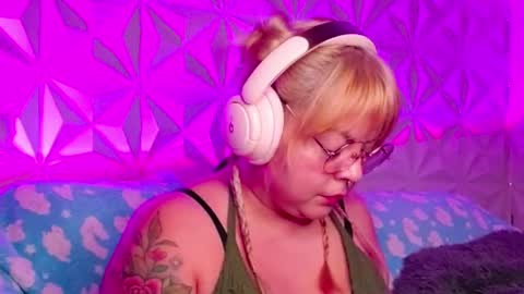 Gina George online show from October 5, 10:15 pm