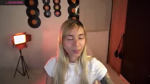 I AM JENN  online show from April 11, 6:30 am