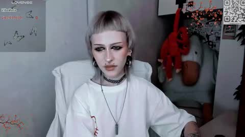 pronoun she. name Mary. age 21. online show from November 15, 11:55 am