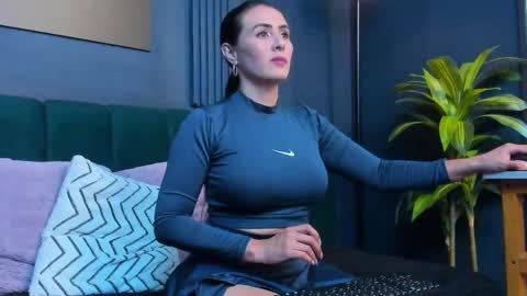 Scarlet Edwars online show from October 1, 8:25 pm