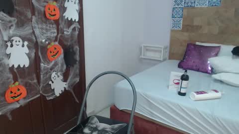 scarlet  online show from October 18, 1:03 pm