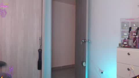 Scarlett Thumb up please help me 100 its important online show from March 21, 11:54 pm