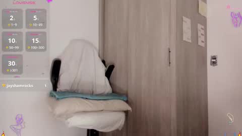 Scarlett Thumb up please help me 100 its important online show from January 21, 11:55 pm