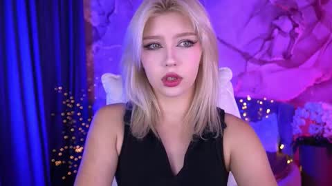 selenairis online show from September 18, 8:02 am