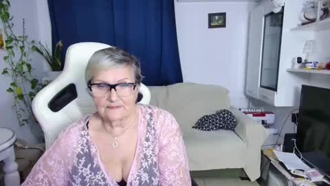 Selenna online show from April 4, 5:34 pm