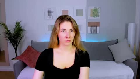 sensitiveheartt online show from April 15, 8:20 pm