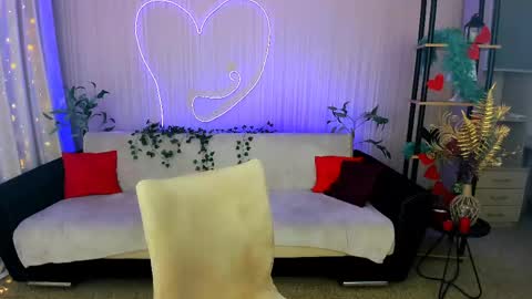 sensitiveheartt online show from June 1, 7:15 pm