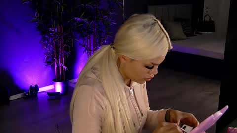 shayblonde online show from February 18, 5:42 am