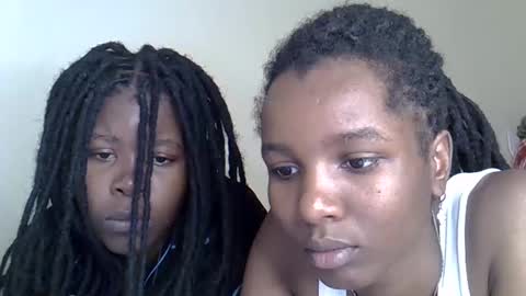 sleciah online show from November 18, 8:59 am