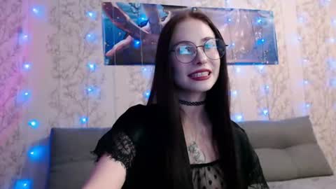 SnowWhate 00 online show from June 25, 7:04 pm