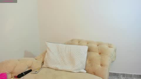 sofi_martinezz1 online show from April 8, 7:05 pm