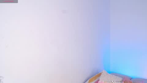 Laura   .....  online show from April 4, 10:19 pm