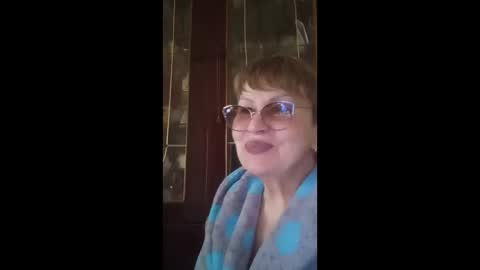 SophieBurnsX online show from April 10, 1:50 pm