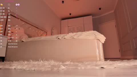 Stella online show from October 7, 4:33 pm