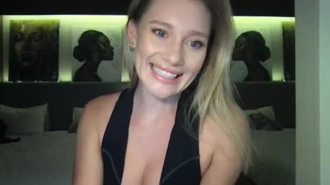 Stella online show from October 4, 1:50 pm