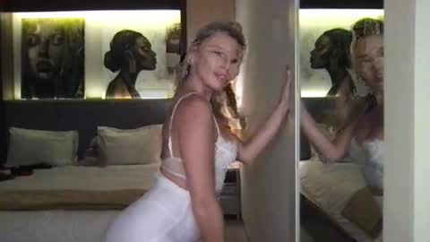 Stella online show from October 7, 1:26 pm