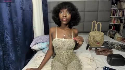 suhaila_suu online show from December 23, 3:43 am