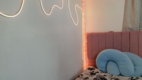 sukilove18 online show from September 11, 12:00 am