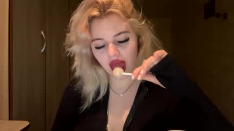 sunshinyflash online show from December 5, 8:21 pm