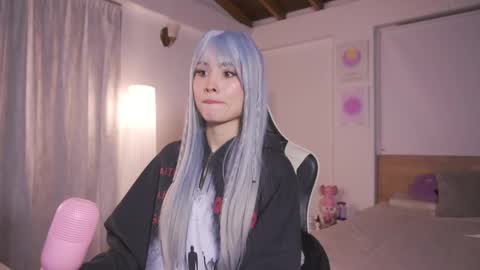 Cat independent model  online show from September 18, 2:10 am