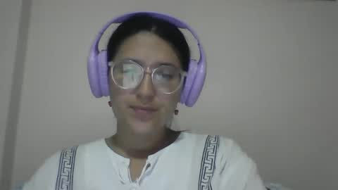 sweetyypeach online show from February 23, 4:33 am