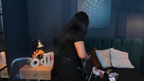 Taylor Bennet online show from March 12, 12:15 pm