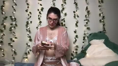 thistlefernsby online show from November 25, 4:25 am