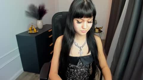 tiffanyyoun online show from March 4, 1:39 pm