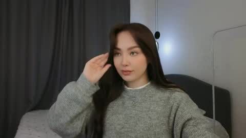 Mia online show from April 19, 1:44 pm