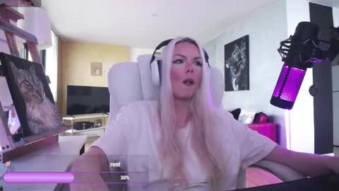 stage Kylie Sinner  brand CLITBAIT online show from March 12, 8:33 pm