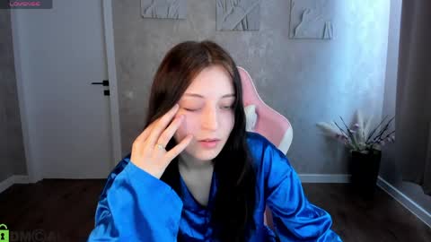 tracey_gill online show from June 1, 1:18 am