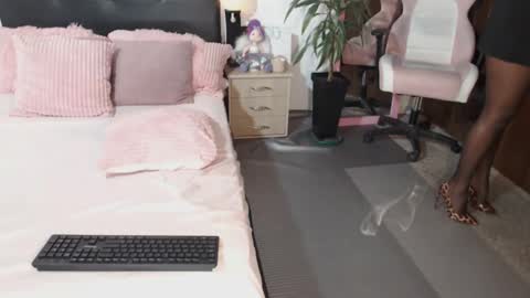 Traci online show from December 19, 11:07 am