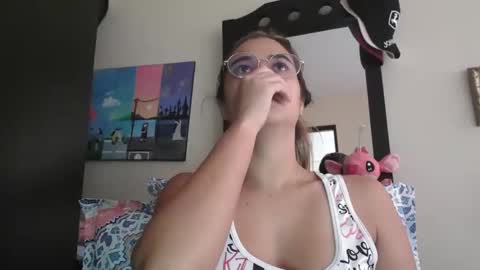 triana_bell online show from March 29, 4:17 pm