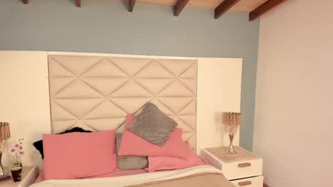 Twiggy online show from October 4, 9:30 pm