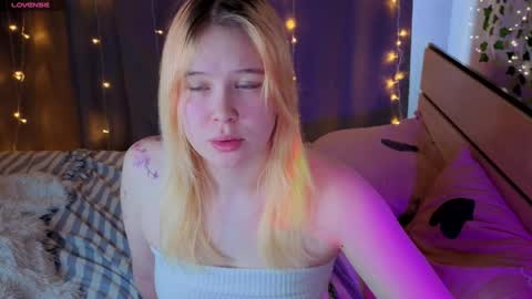 unburntkatniss online show from April 12, 8:06 am