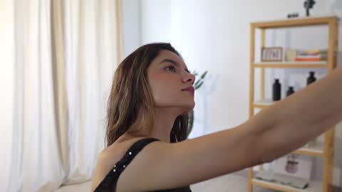 Linda Restrepo online show from December 18, 4:49 pm