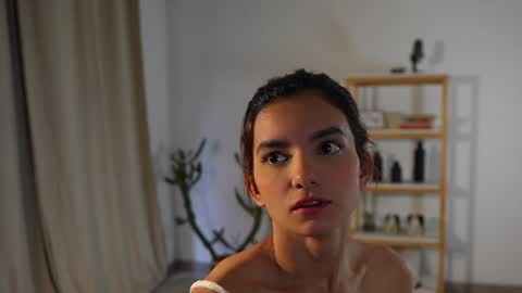 Linda Restrepo online show from December 20, 10:32 pm