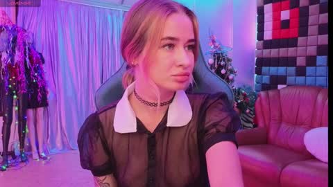 Leila online show from December 21, 8:10 pm