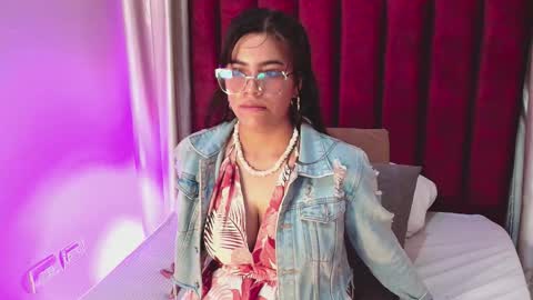 VaiaLowell online show from February 20, 7:04 pm