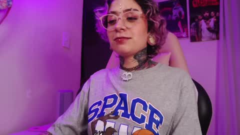 Vainilla Independent model online show from February 6, 6:35 pm