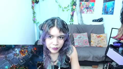 Vaiolet1314 online show from April 8, 2:46 am