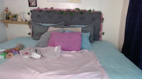 V A L E N T I N I online show from February 22, 7:48 pm