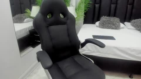 valeri_tafur online show from November 8, 11:15 am