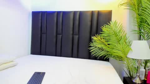 valeri_tafur online show from April 9, 10:20 am