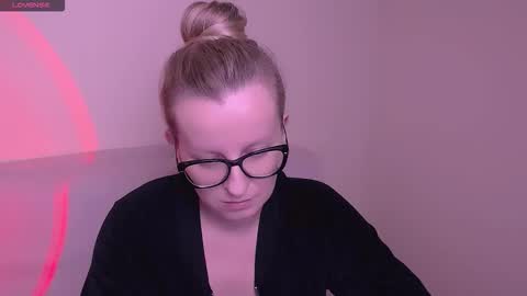 Mia online show from November 21, 9:33 am