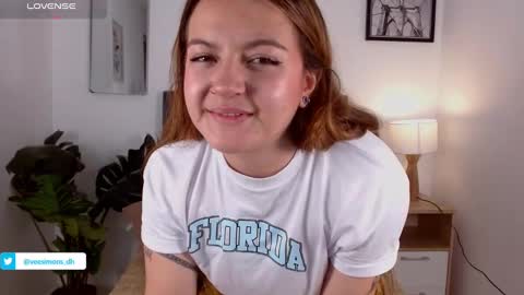 Vee Simons online show from February 12, 7:45 pm