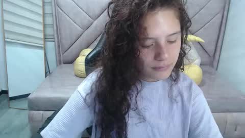 velvet_moon_v online show from September 18, 1:20 pm