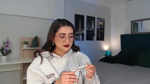 Mia online show from September 18, 12:37 pm