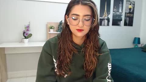 Mia online show from October 15, 12:41 pm