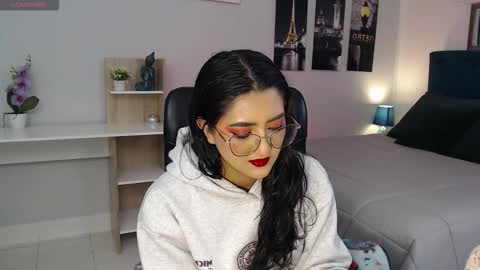 Mia online show from September 9, 12:38 pm